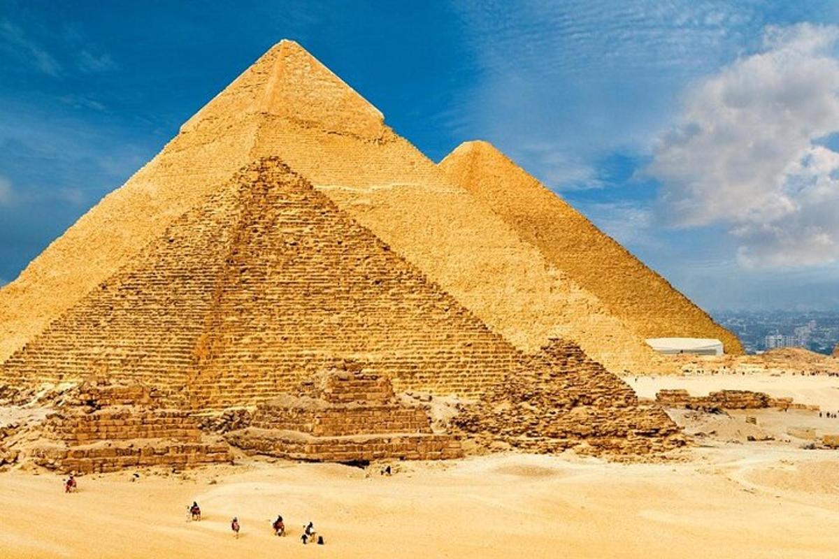 ryhmä ihmisiä seisomassa pyramidien edessä