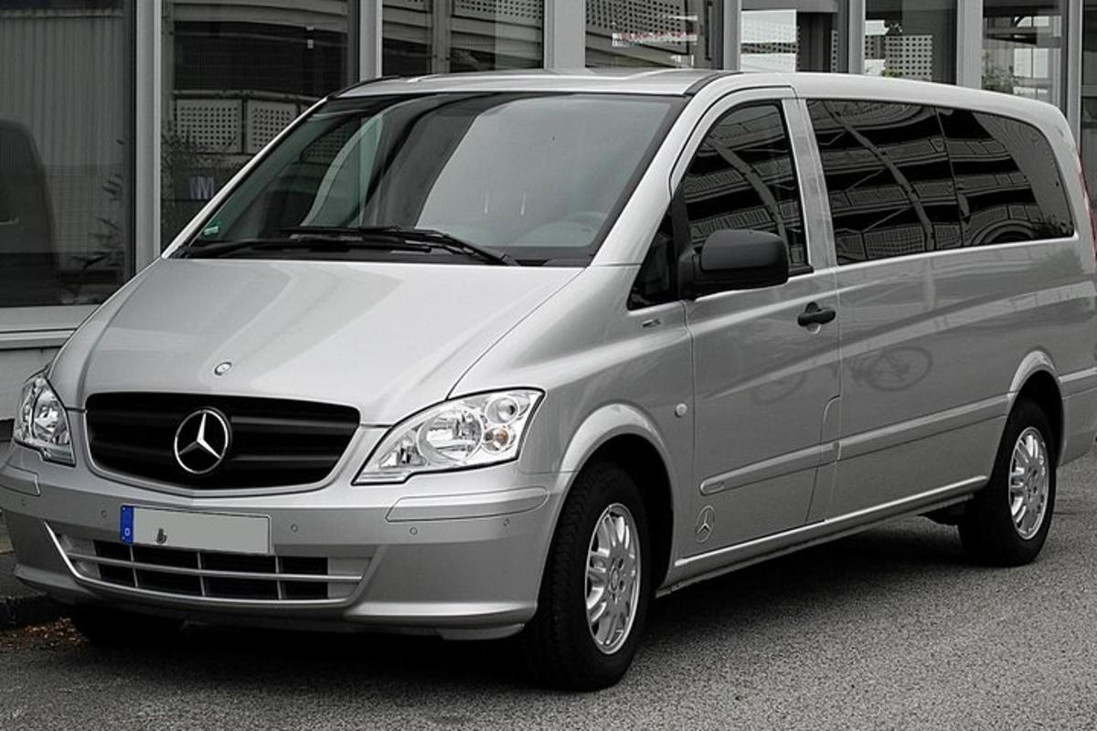 uma van prateada estacionada em um estacionamento