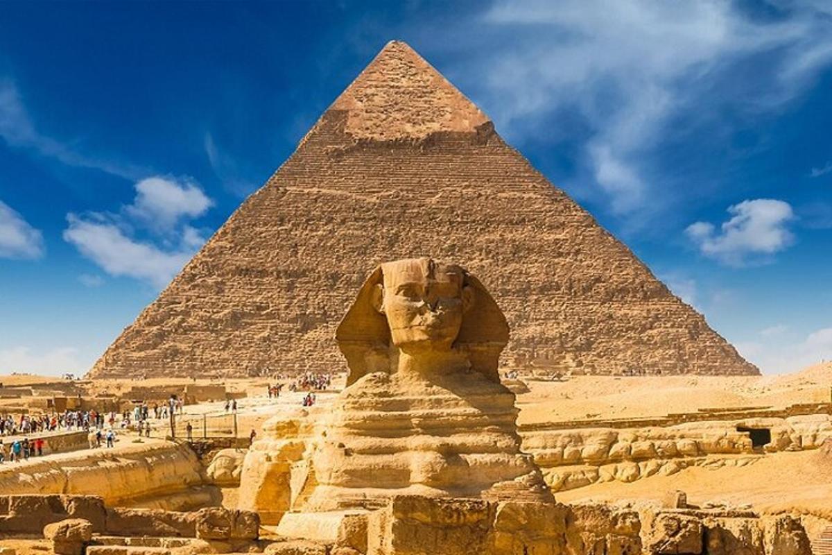 pyramidi ja patsas pyramidin edessä