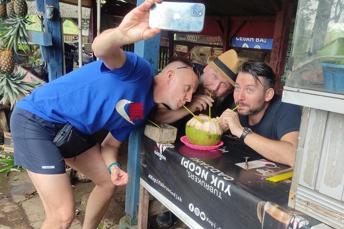 een groep mannen die uit een kom eten