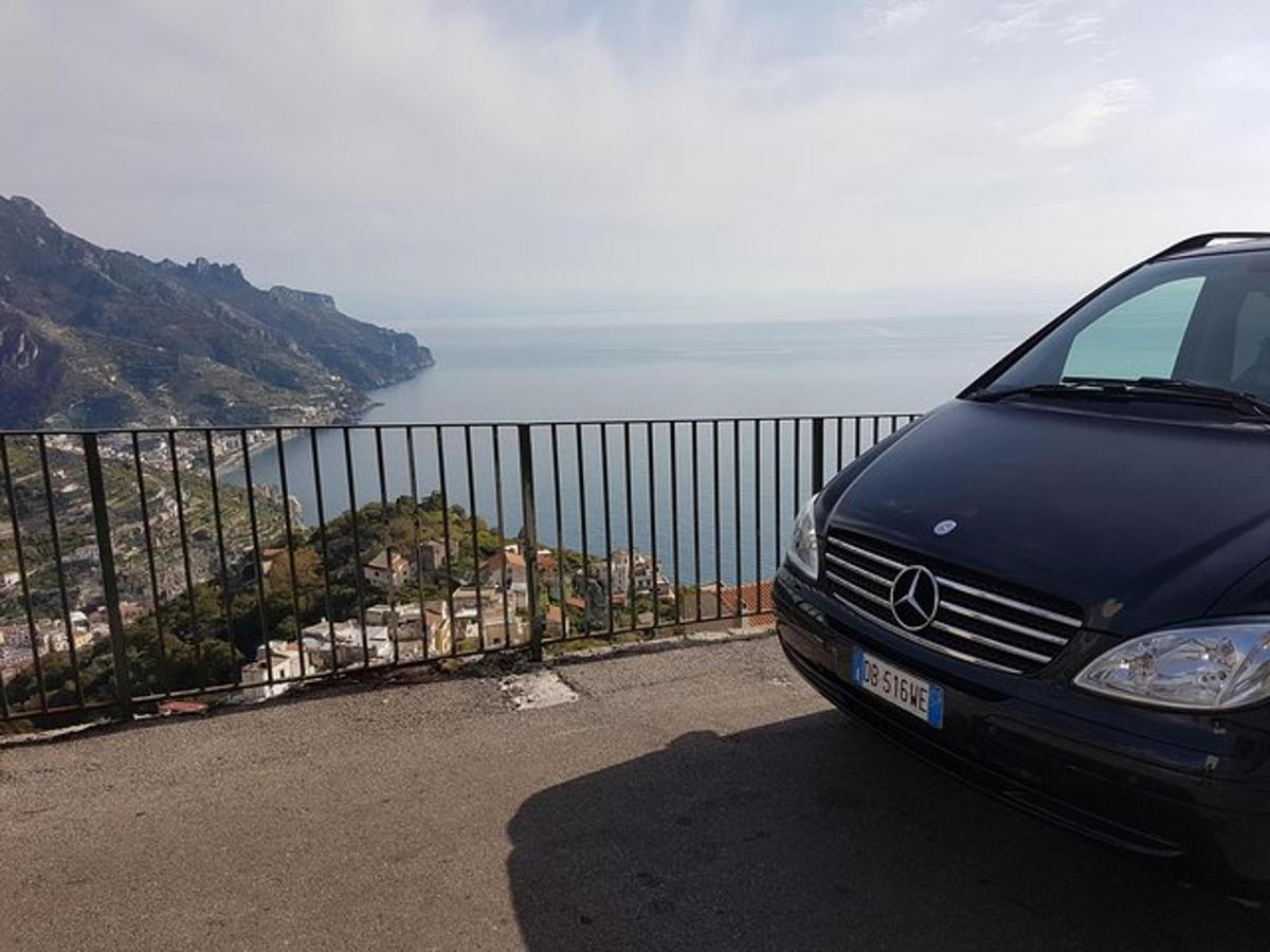 un'auto parcheggiata su una strada vicino all'oceano