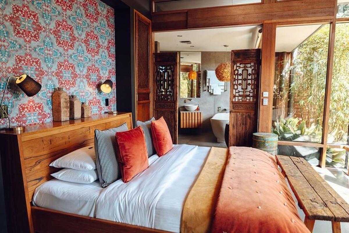 Un dormitorio con una cama grande y un baño.