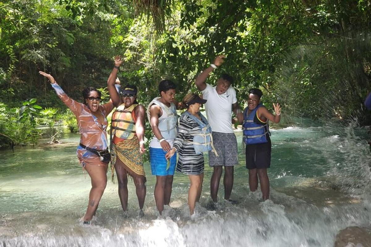 un gruppo di persone in piedi di fronte a un fiume