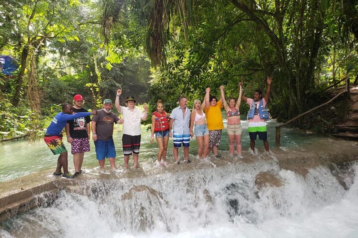 eine Gruppe von Menschen steht auf einem Wasserfall
