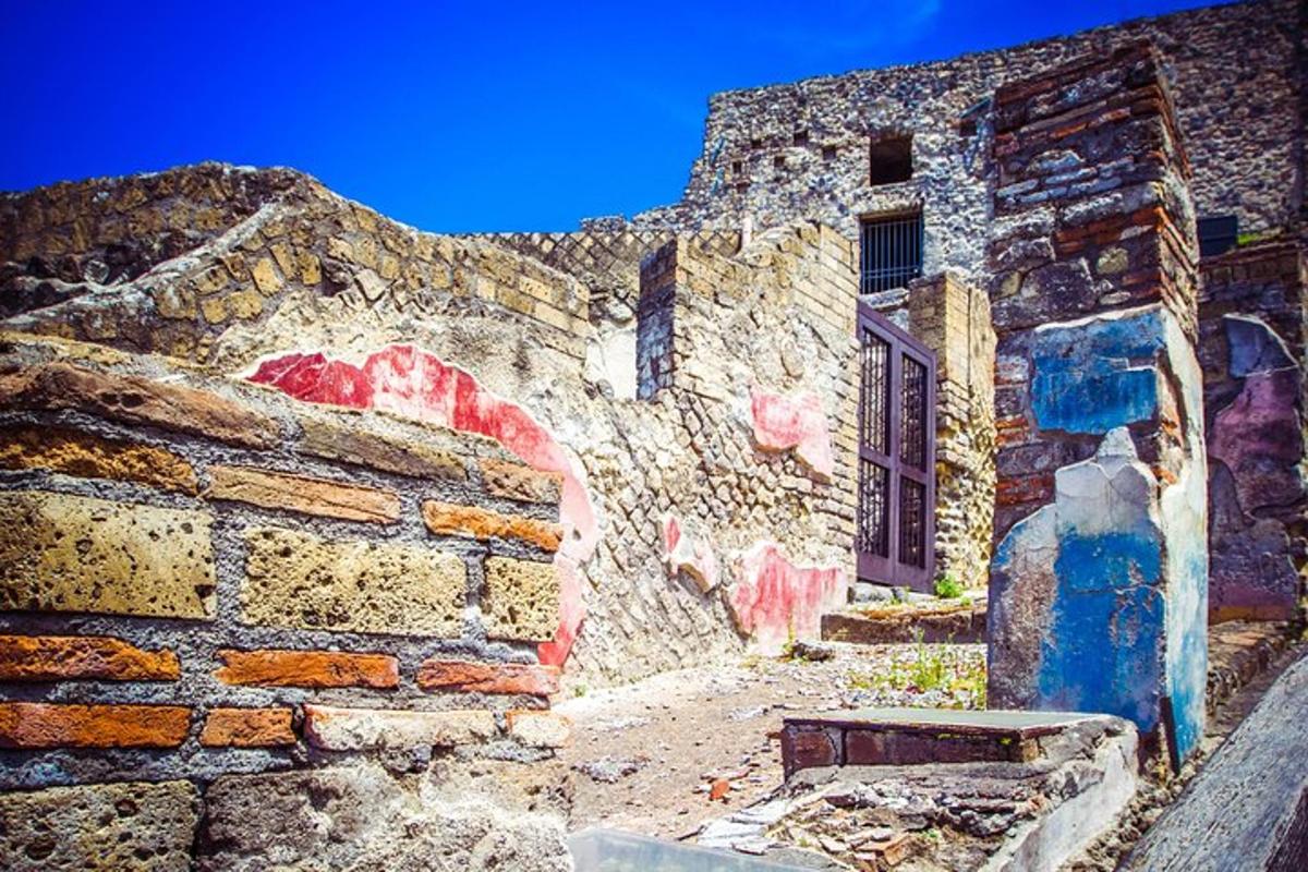 un vecchio edificio in mattoni con una finestra e una porta