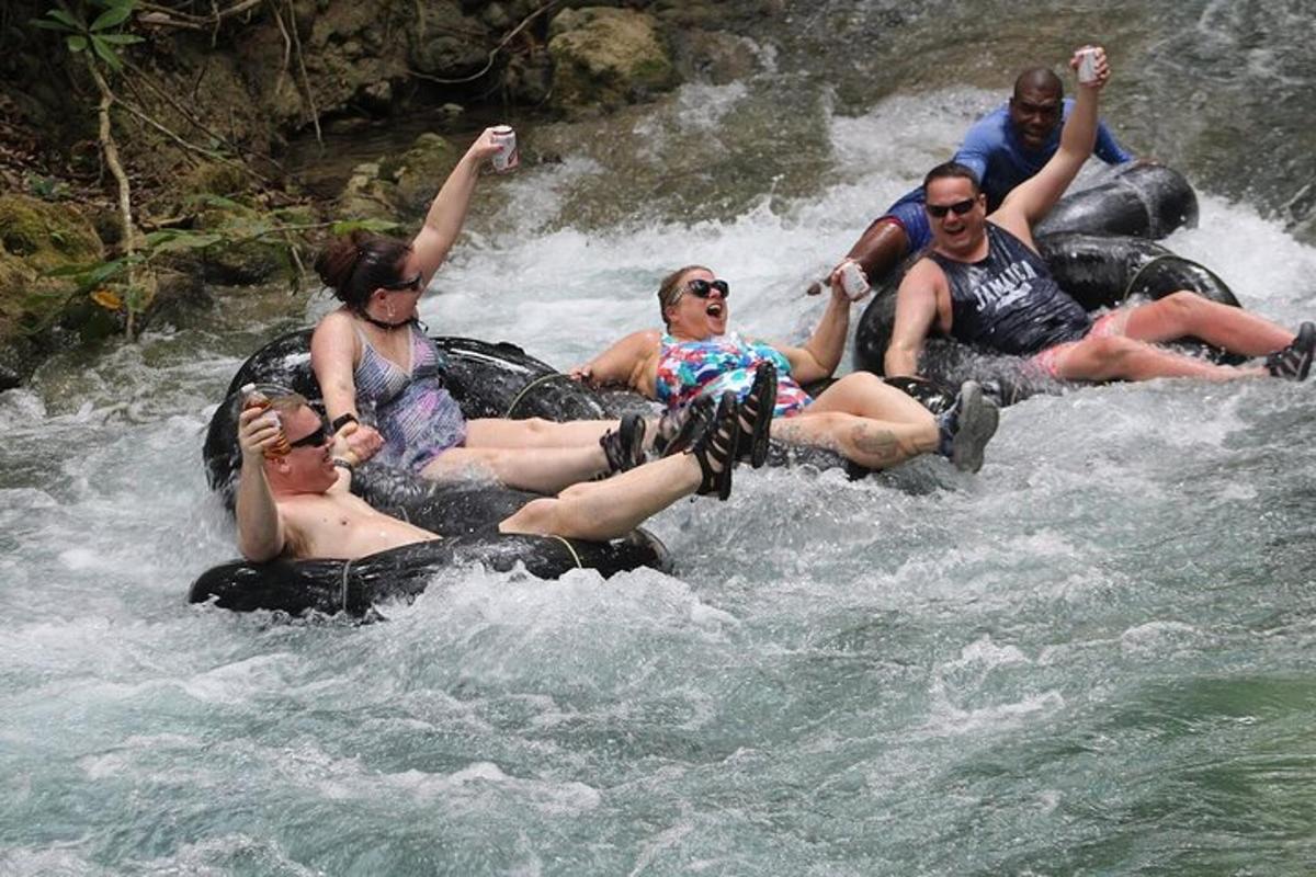 un gruppo di persone che viaggiano su una zattera in un fiume