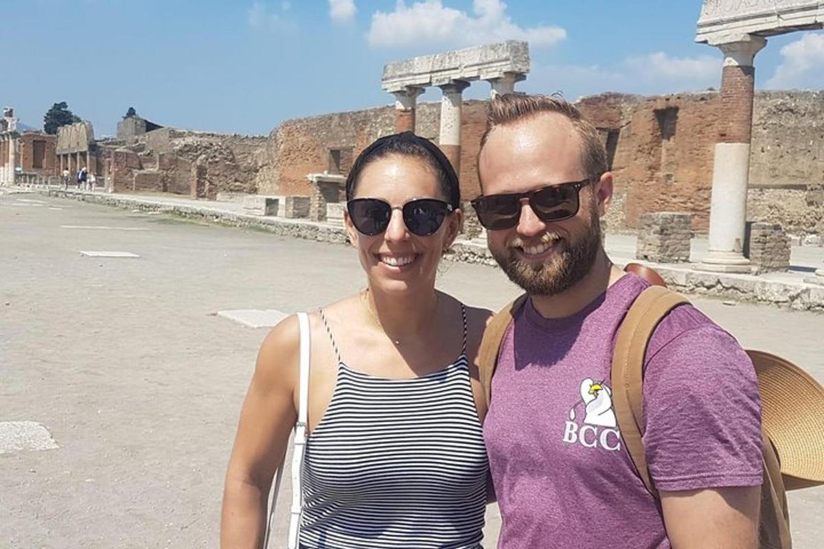 ένας άντρας και μια γυναίκα στέκονται μπροστά στα ερείπια