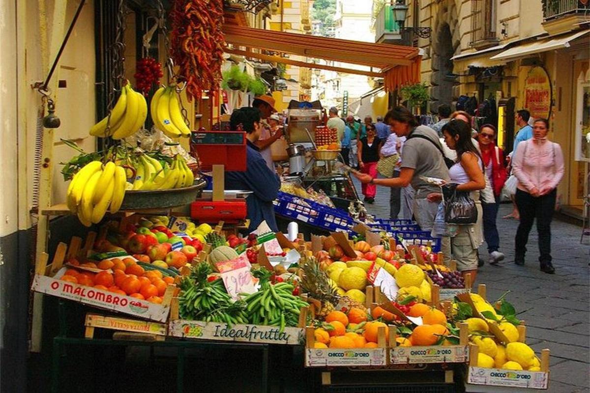một khu chợ bán trái cây và rau quả trên phố