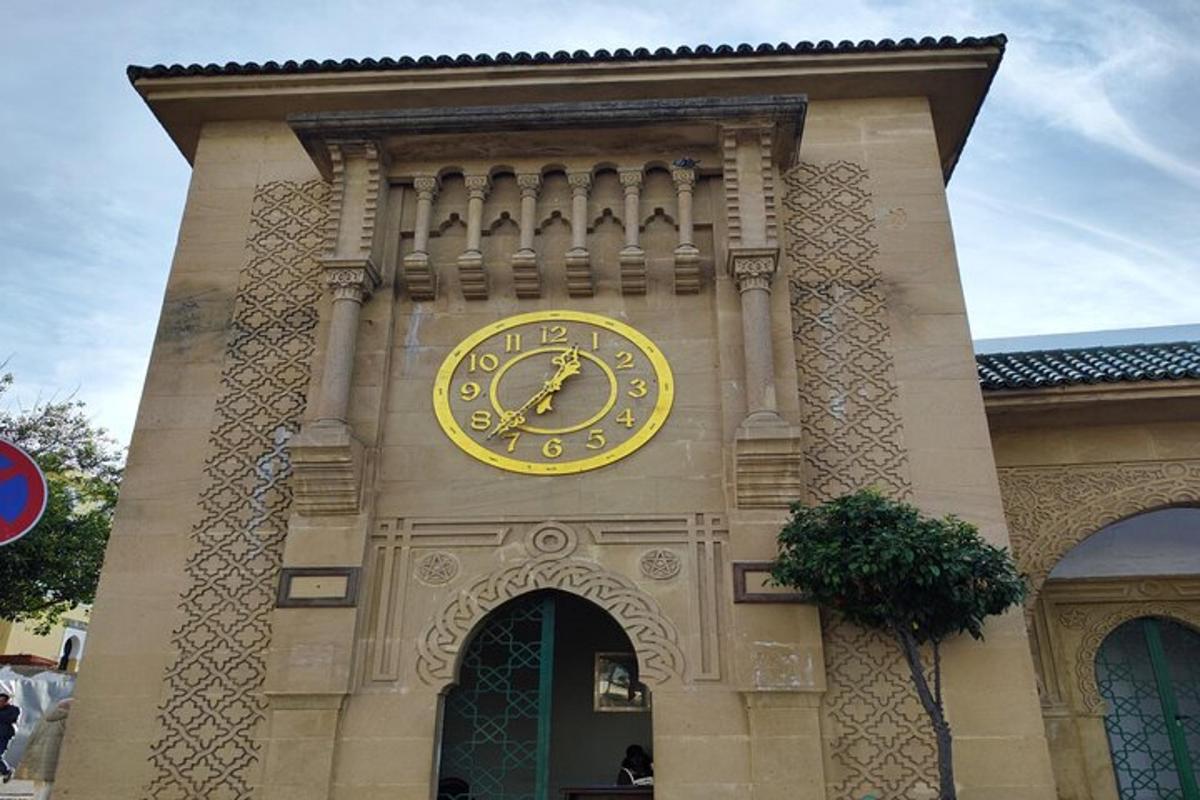 un edificio con un orologio su un lato