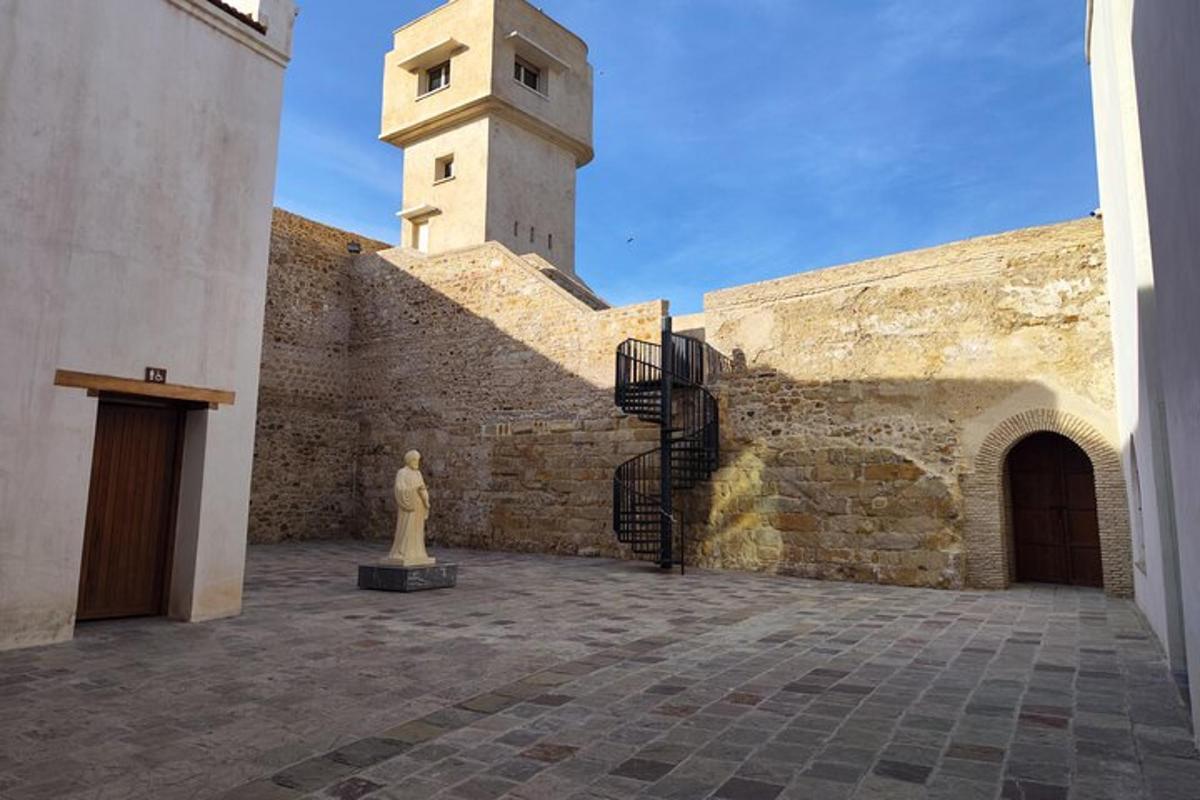 um edifício com uma torre do relógio no topo