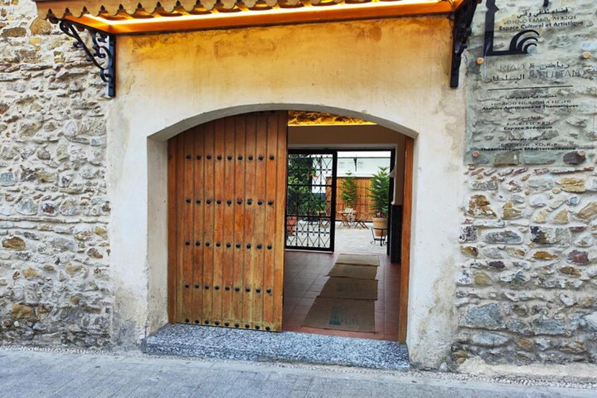 uma entrada para um edifício de pedra com uma porta de madeira