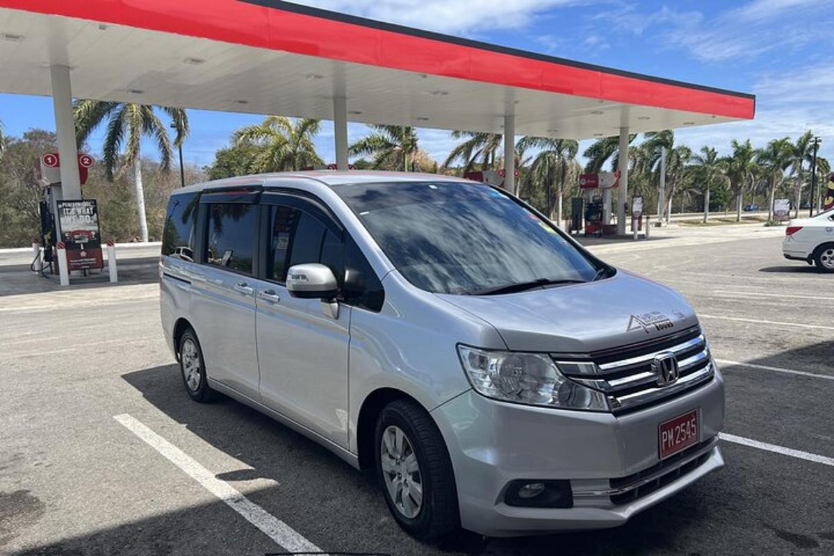 Una camioneta plateada estacionada en una gasolinera