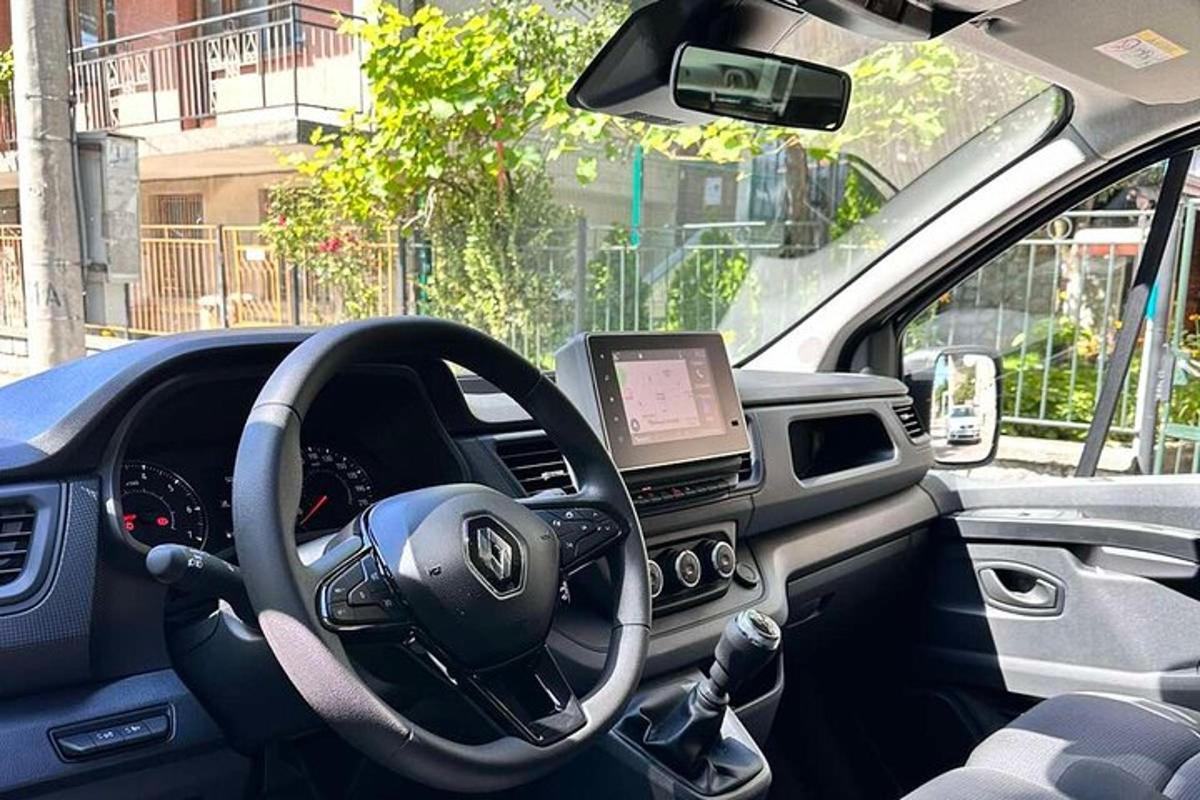 een auto met een tablet op het stuur