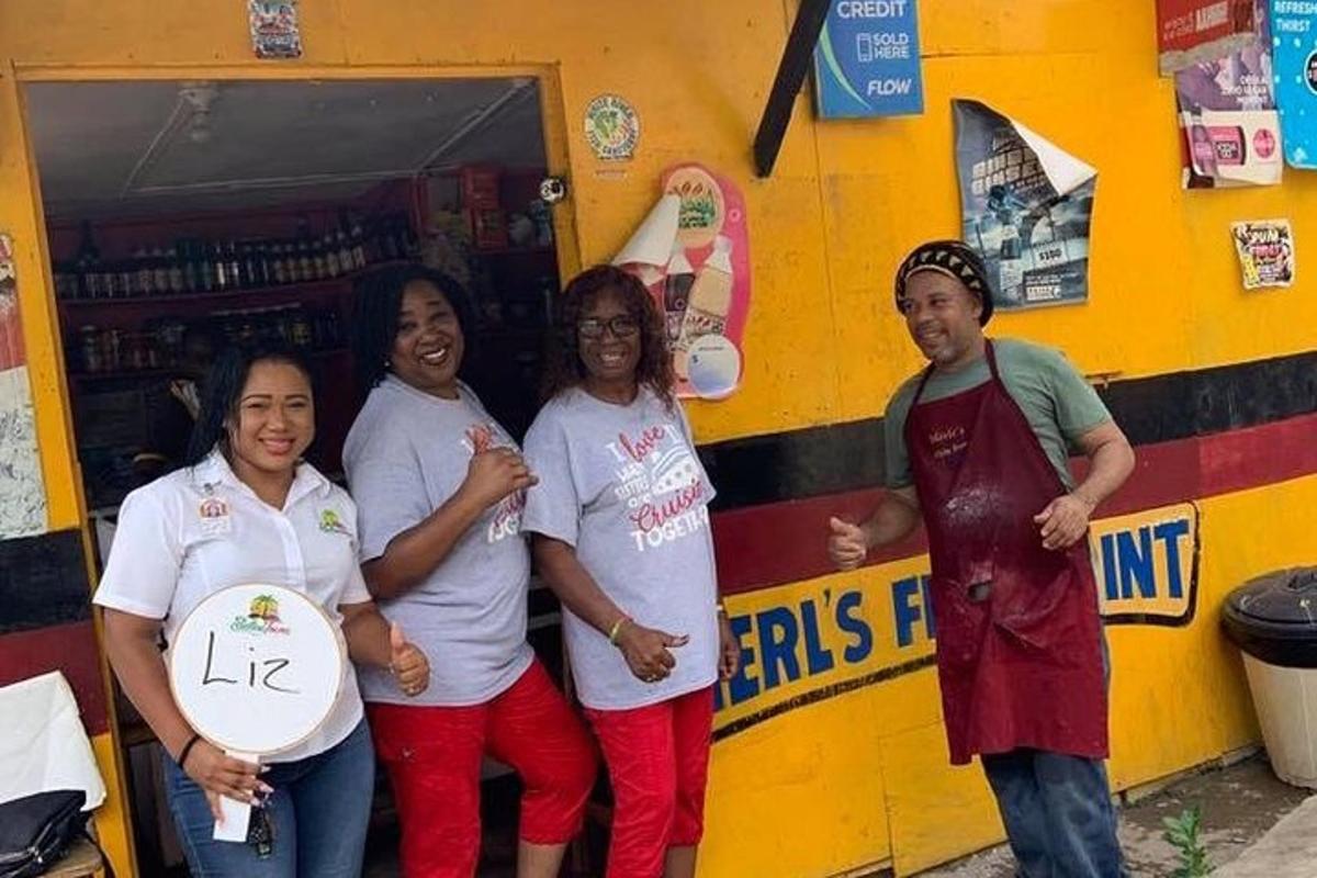 Un grupo de personas de pie frente a una tienda