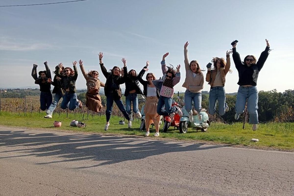 hópur fólks sem hoppar við vegkantinn