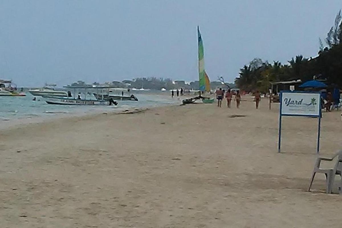tanda di pantai dengan perahu di air