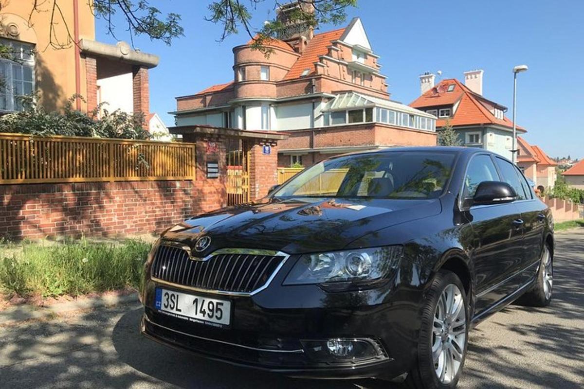 Un coche negro aparcado delante de una casa
