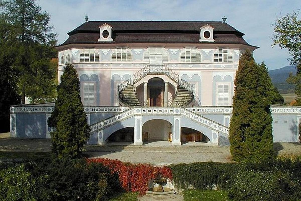 velká bílá budova se schodištěm na dvoře