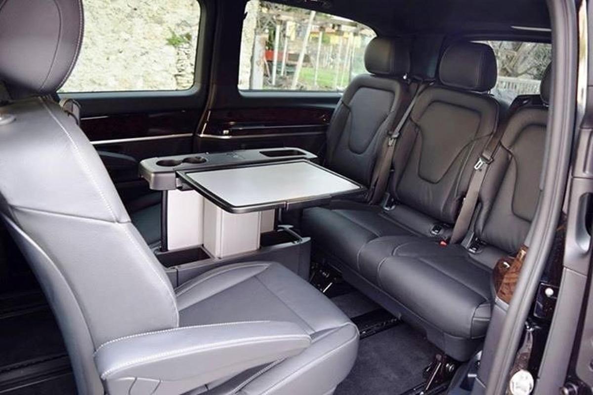 meja di kursi belakang mobil van