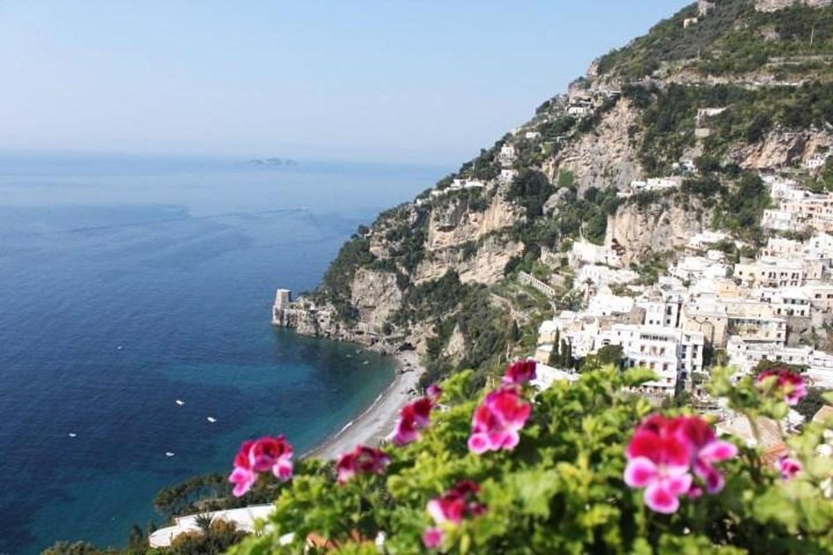 Vaade Amalfi rannikule roosade lilledega