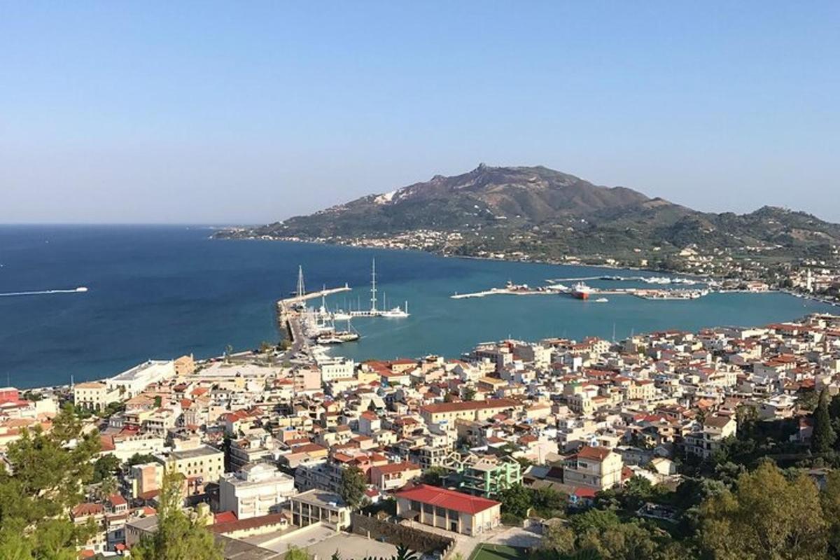 una vista aerea di una città con barche in acqua