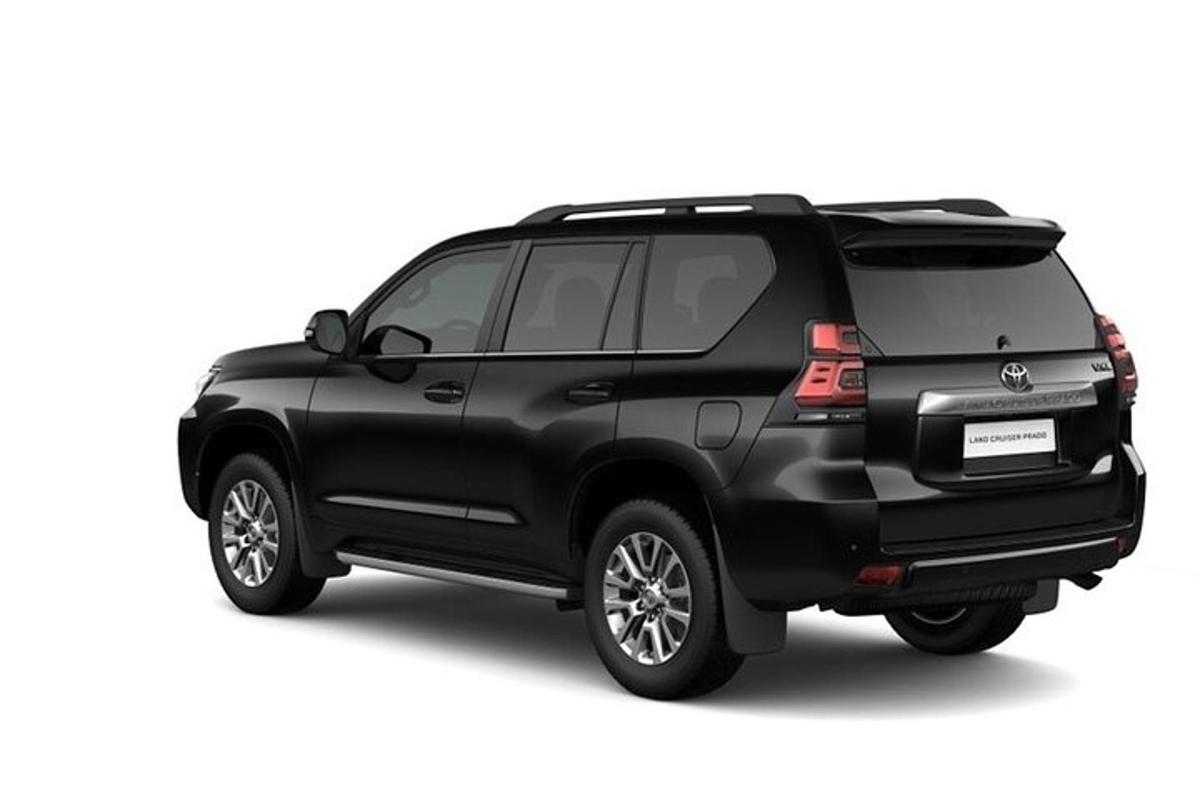una toyota fortuner energi nera parcheggiata