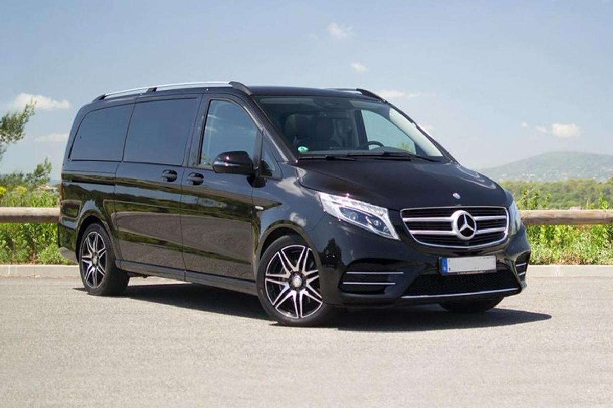 čierny minivan Mercedes Benz zaparkovaný na ceste