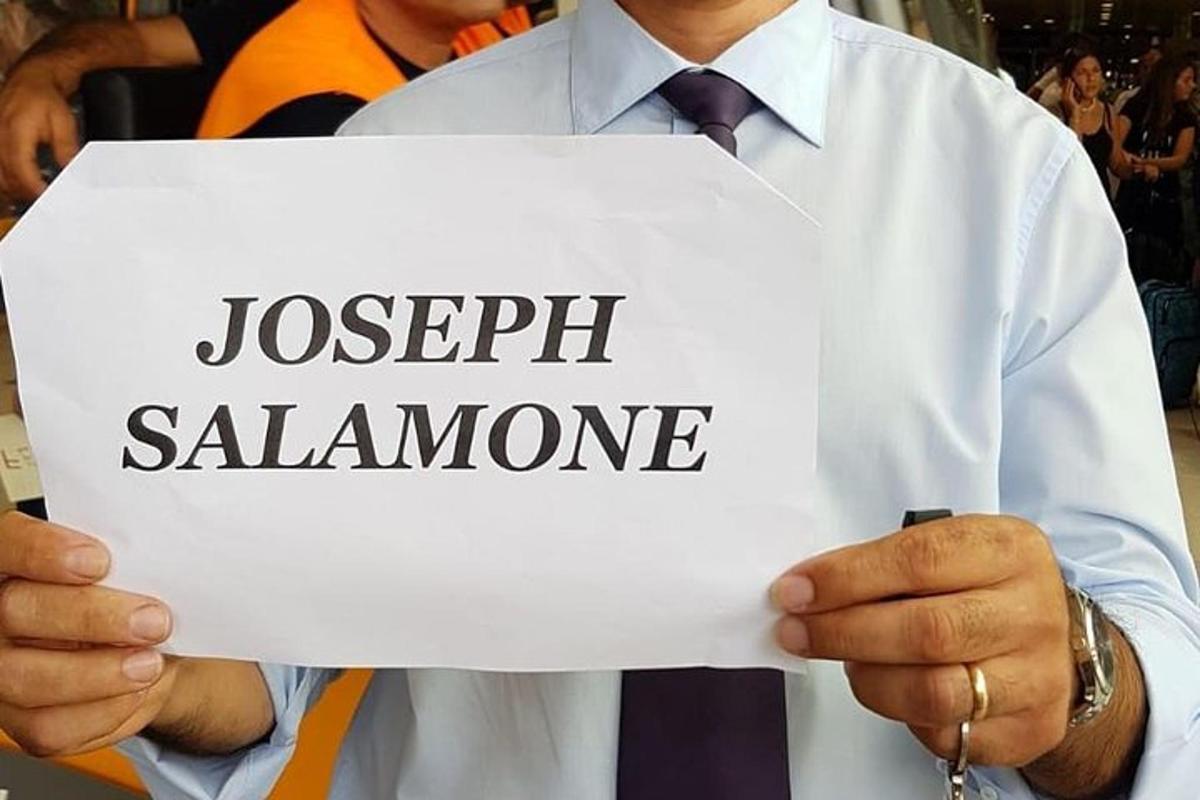 muž držící ceduľu s nápisom Jason Salamonphrine