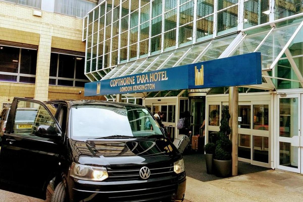 un'auto parcheggiata davanti a un edificio