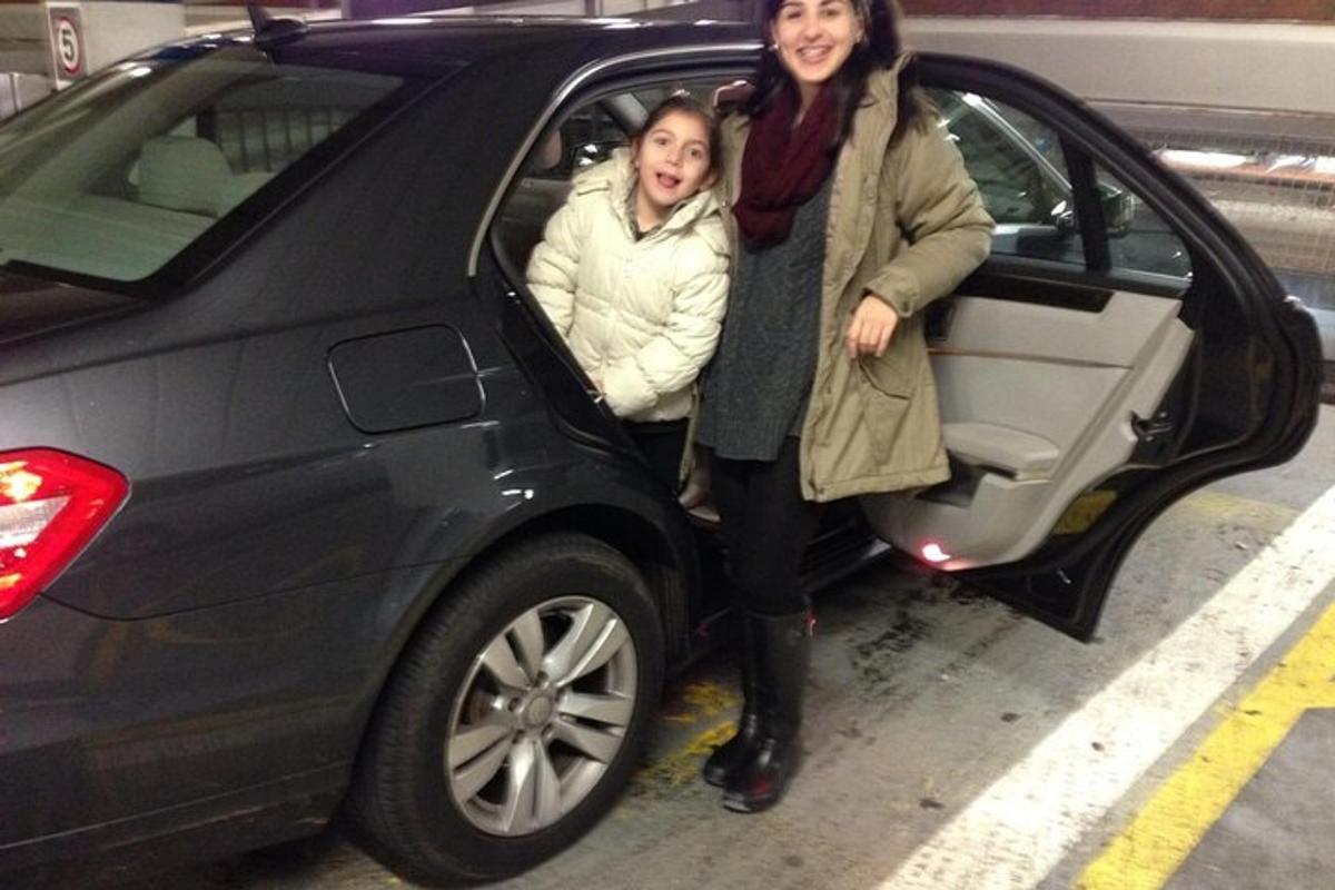 due donne sedute sul sedile posteriore di un'auto