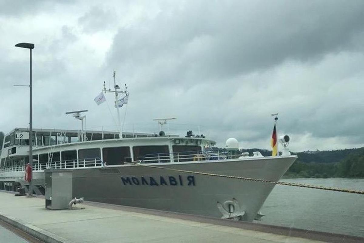 голяма лодка е акостирала във водата