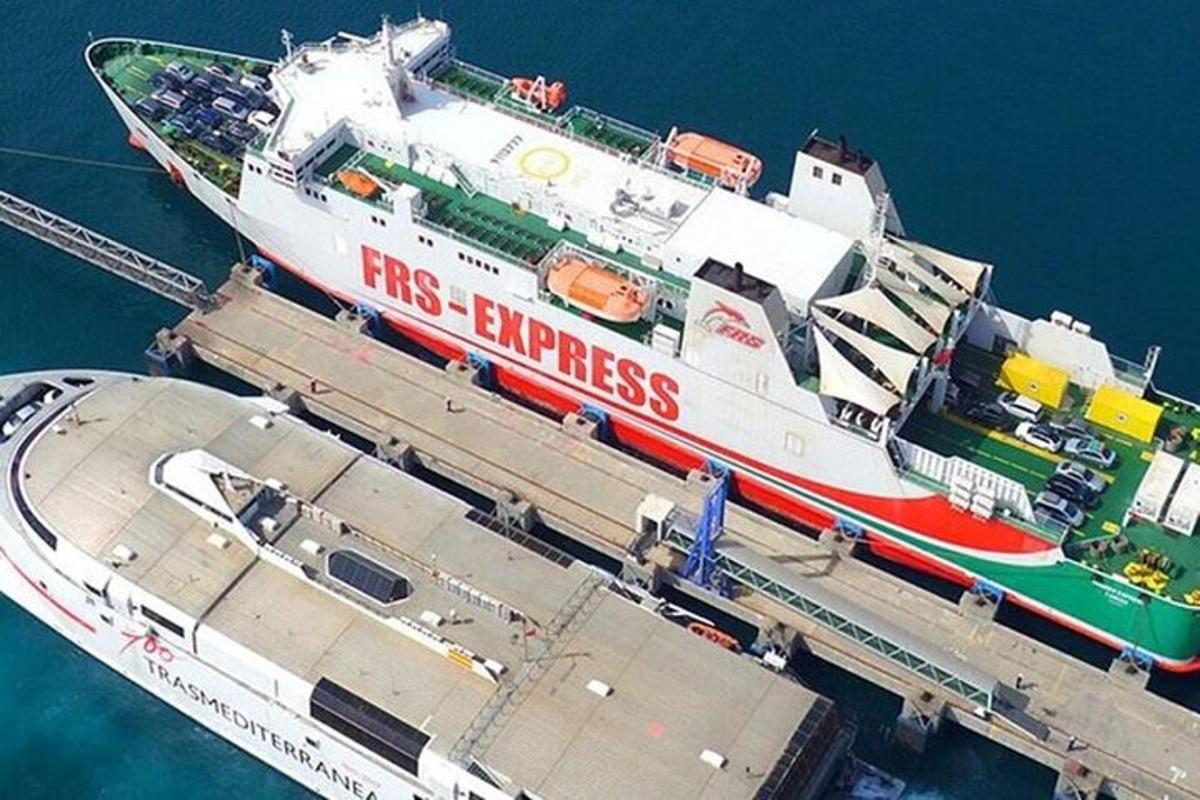 et cruiseskip ligger til kai i vannet