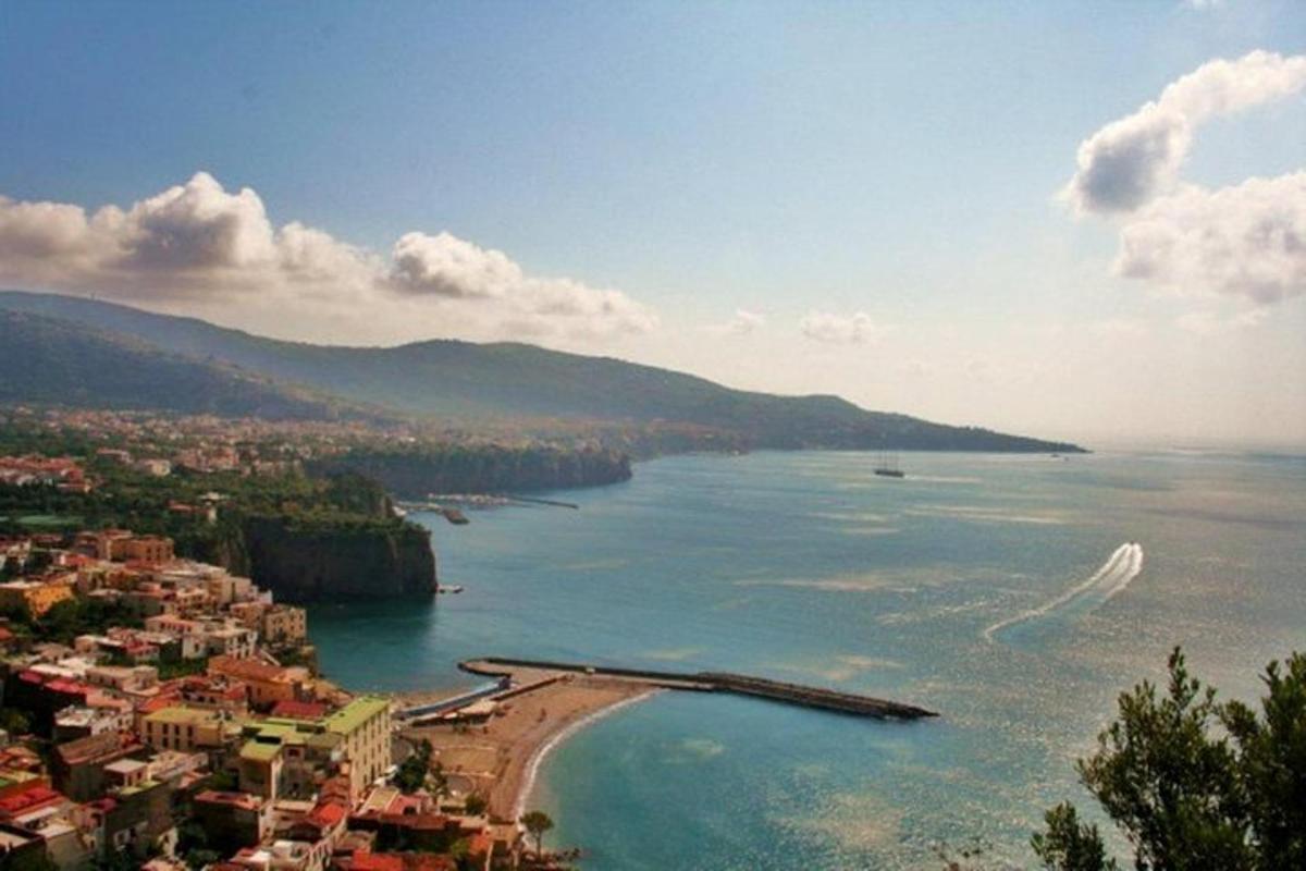 kilátás a városra és a vízben lévő strandra