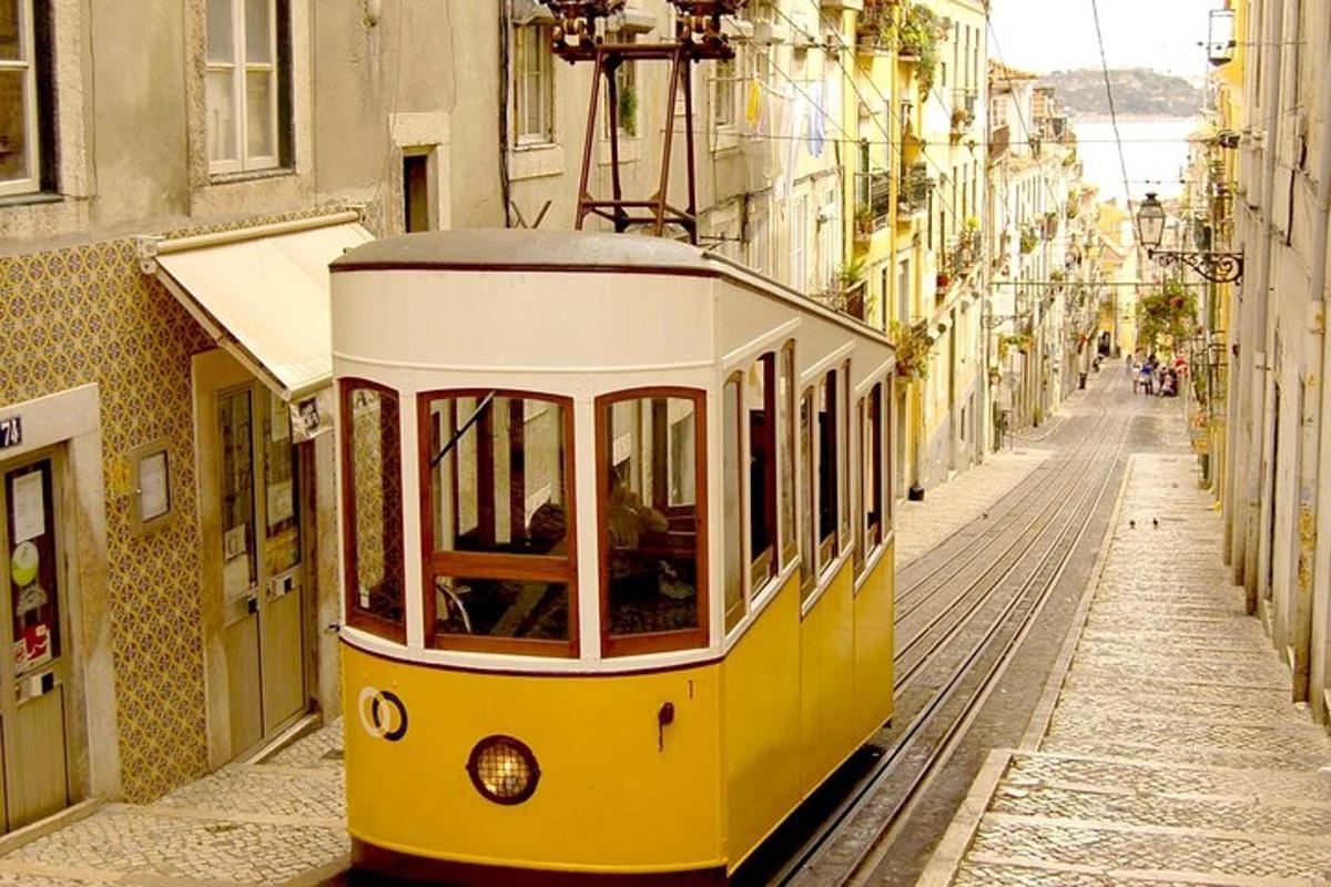 kollane ja valge tramm linnatänaval