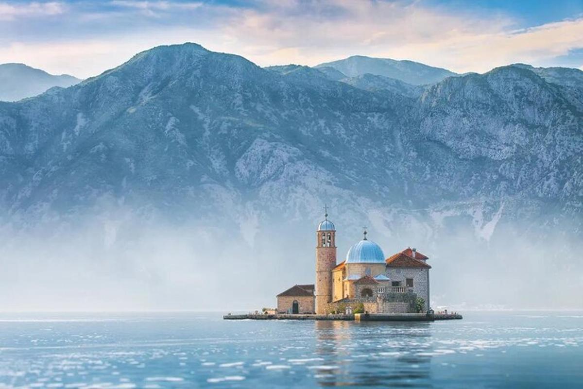 una chiesa su un'isola in mezzo all'acqua