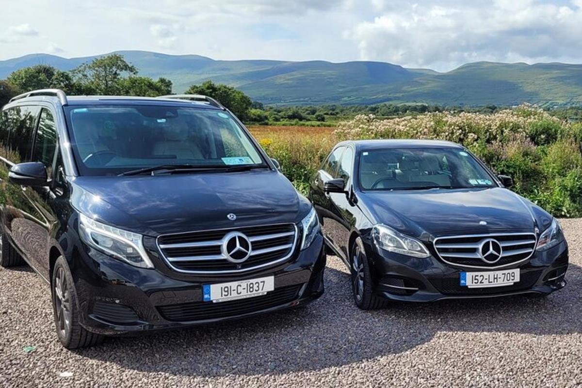 due auto sono parcheggiate una accanto all'altra