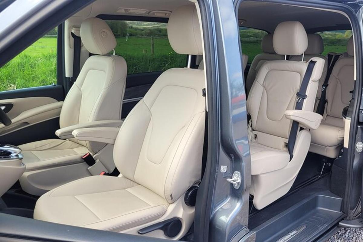 Una vista de los asientos traseros de una minivan.