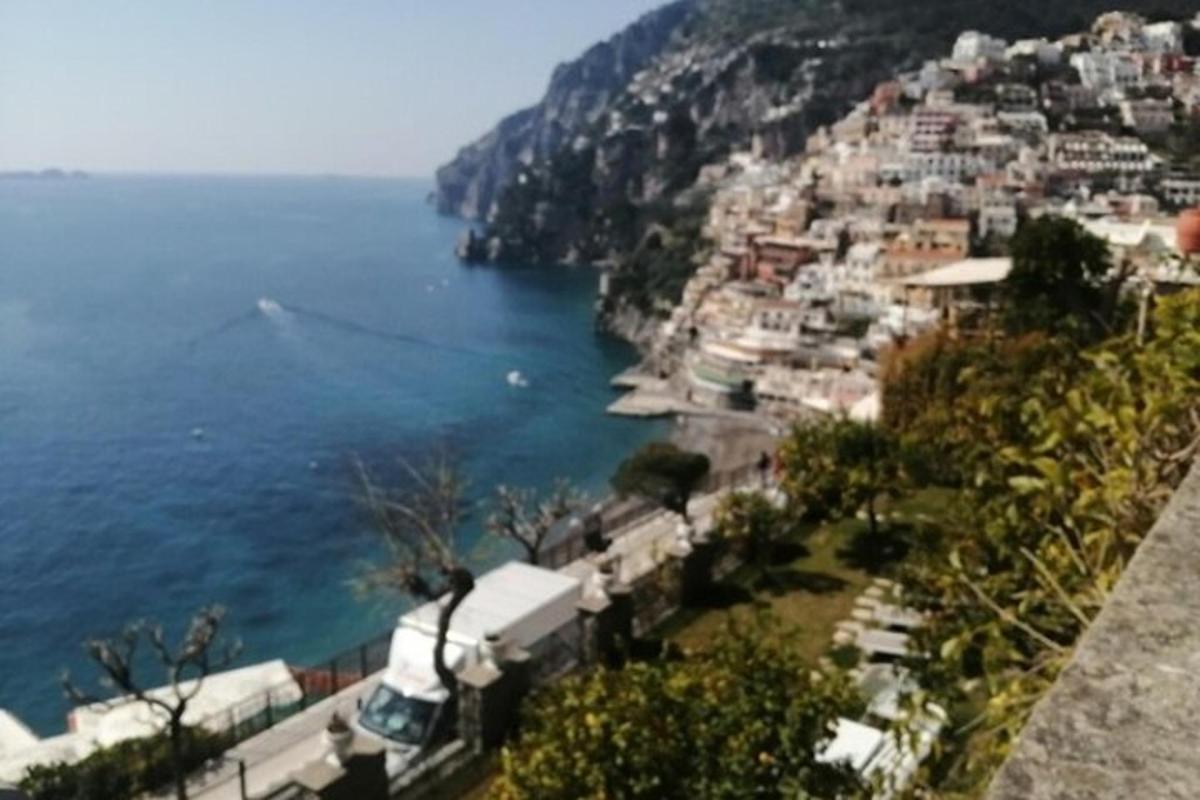 θέα στην ακτή Αμάλφι και τον ωκεανό