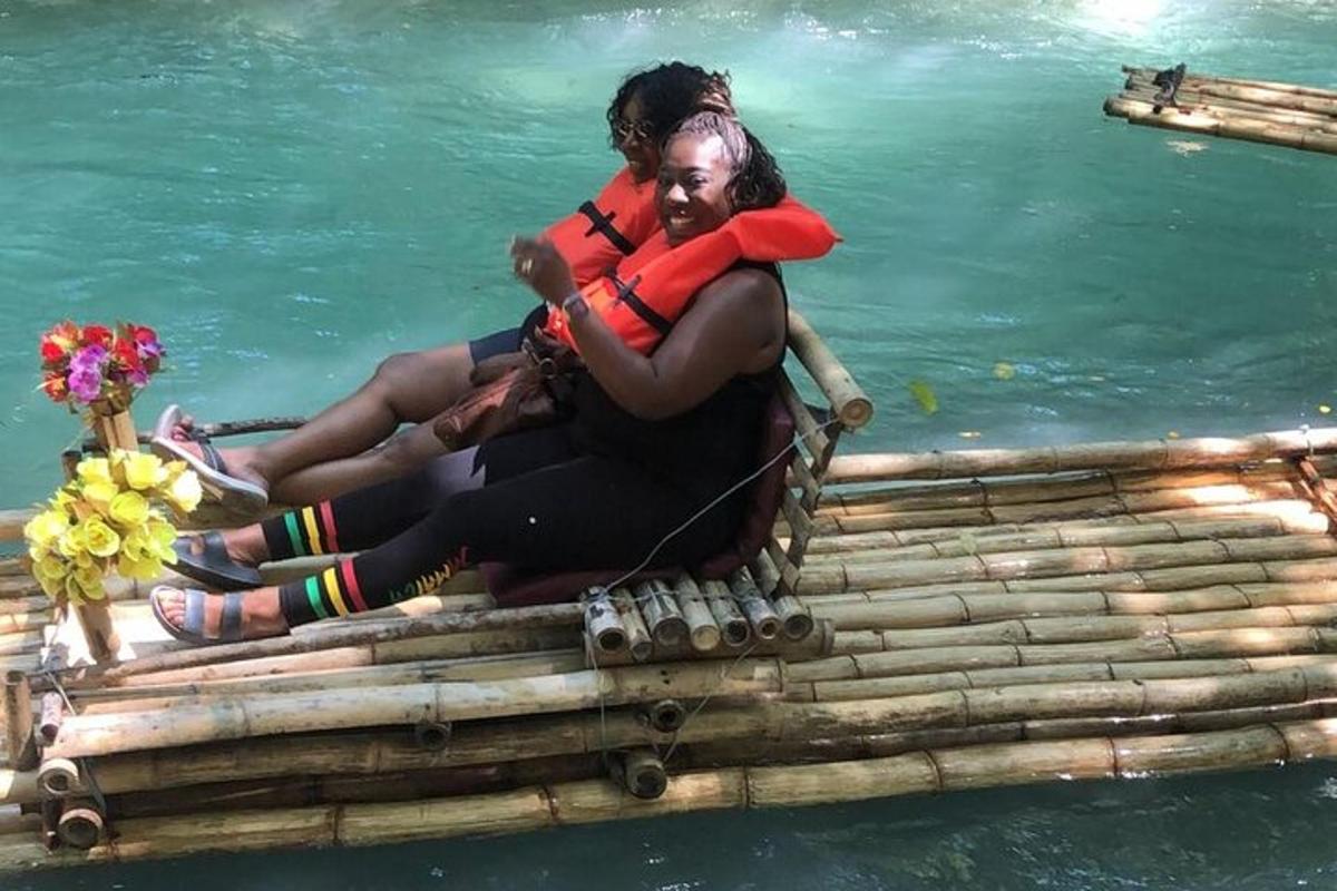 dos personas sentadas en una balsa en el agua