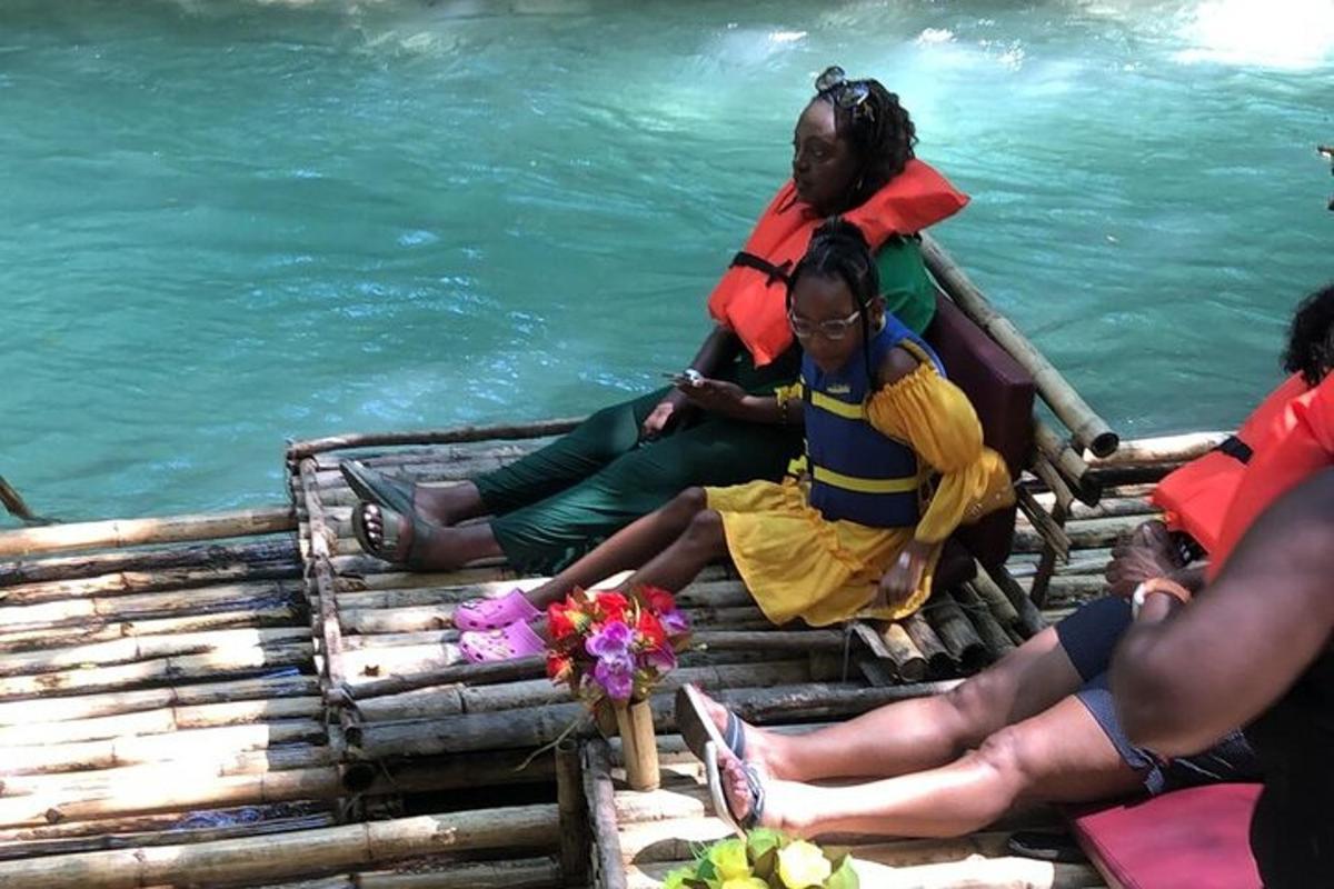 Un grupo de personas sentadas en una balsa en el agua.
