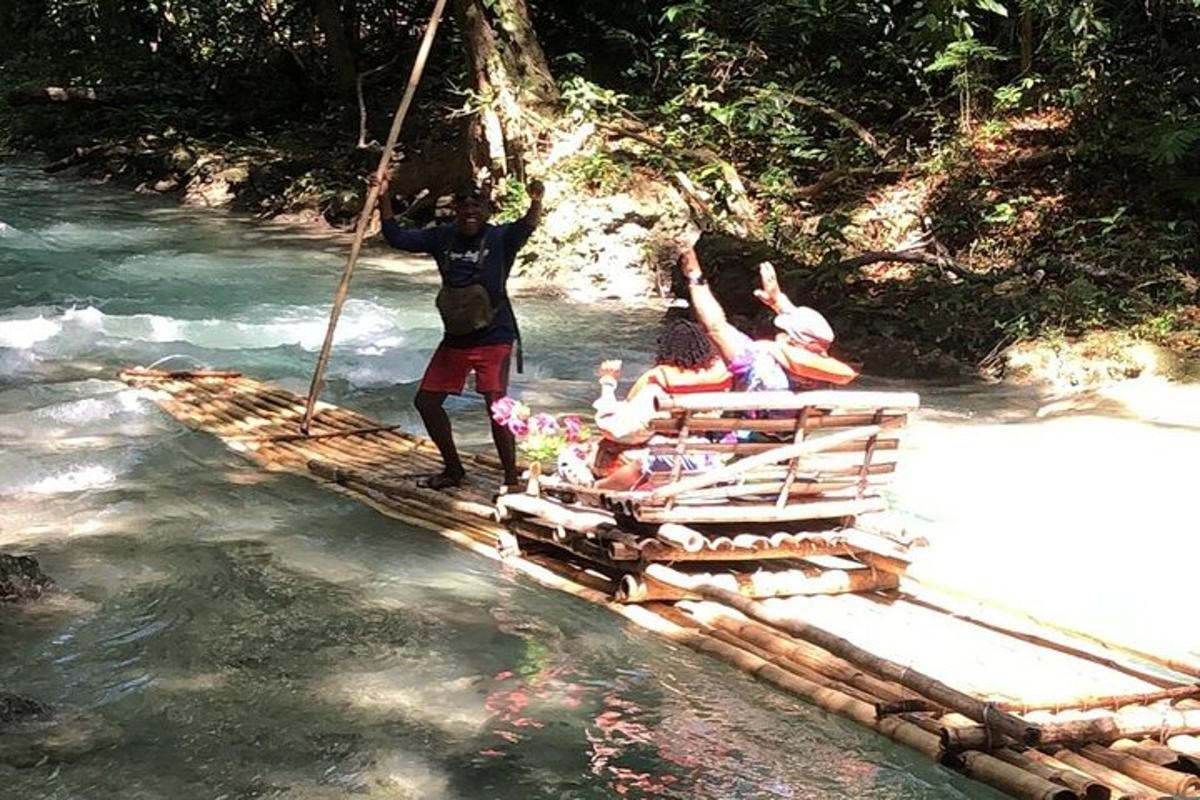 un grupo de personas en una balsa en un río