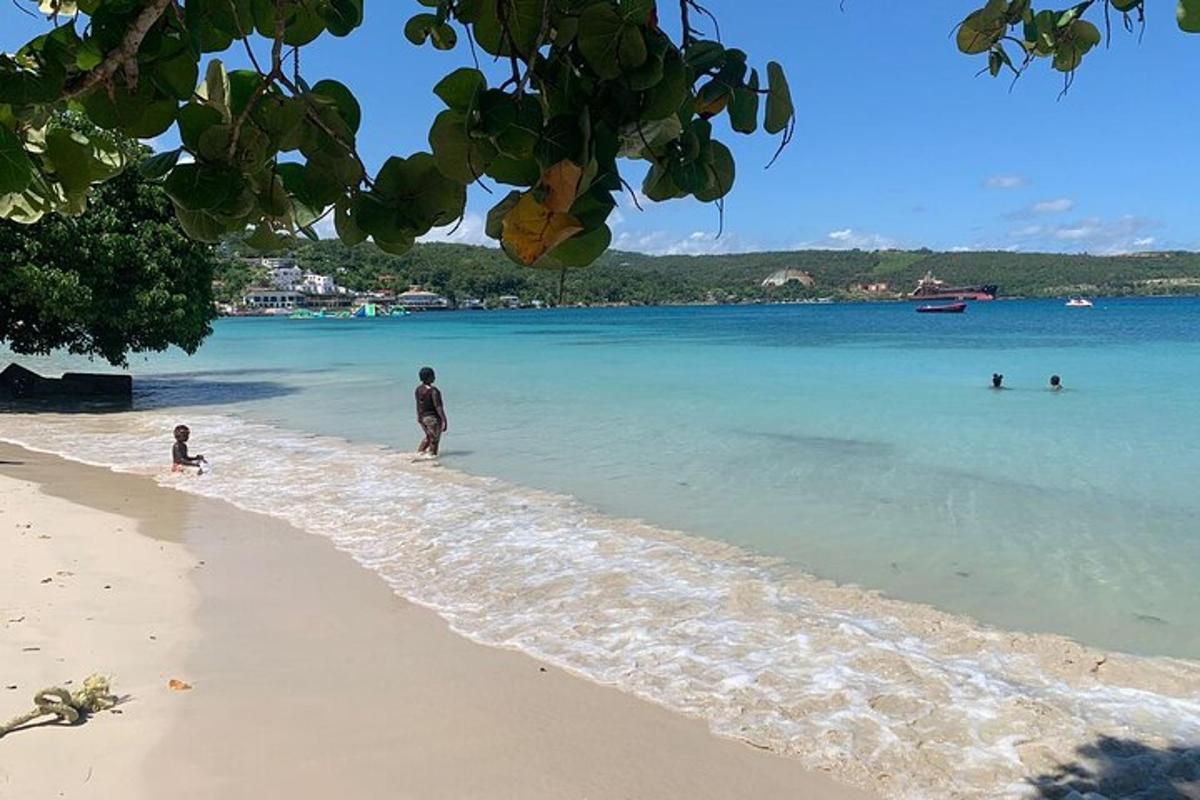 un uomo e un bambino che camminano su una spiaggia