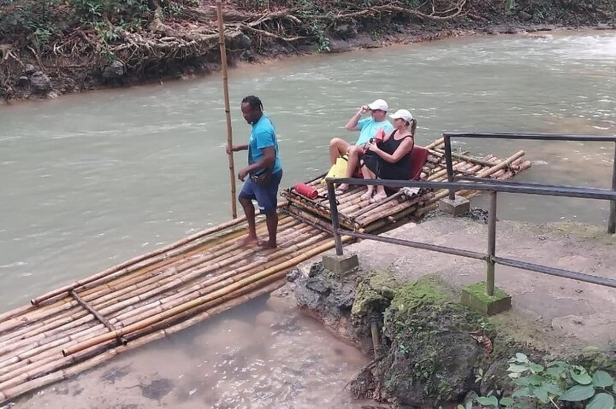 Un grupo de personas sentadas en una balsa en un río.