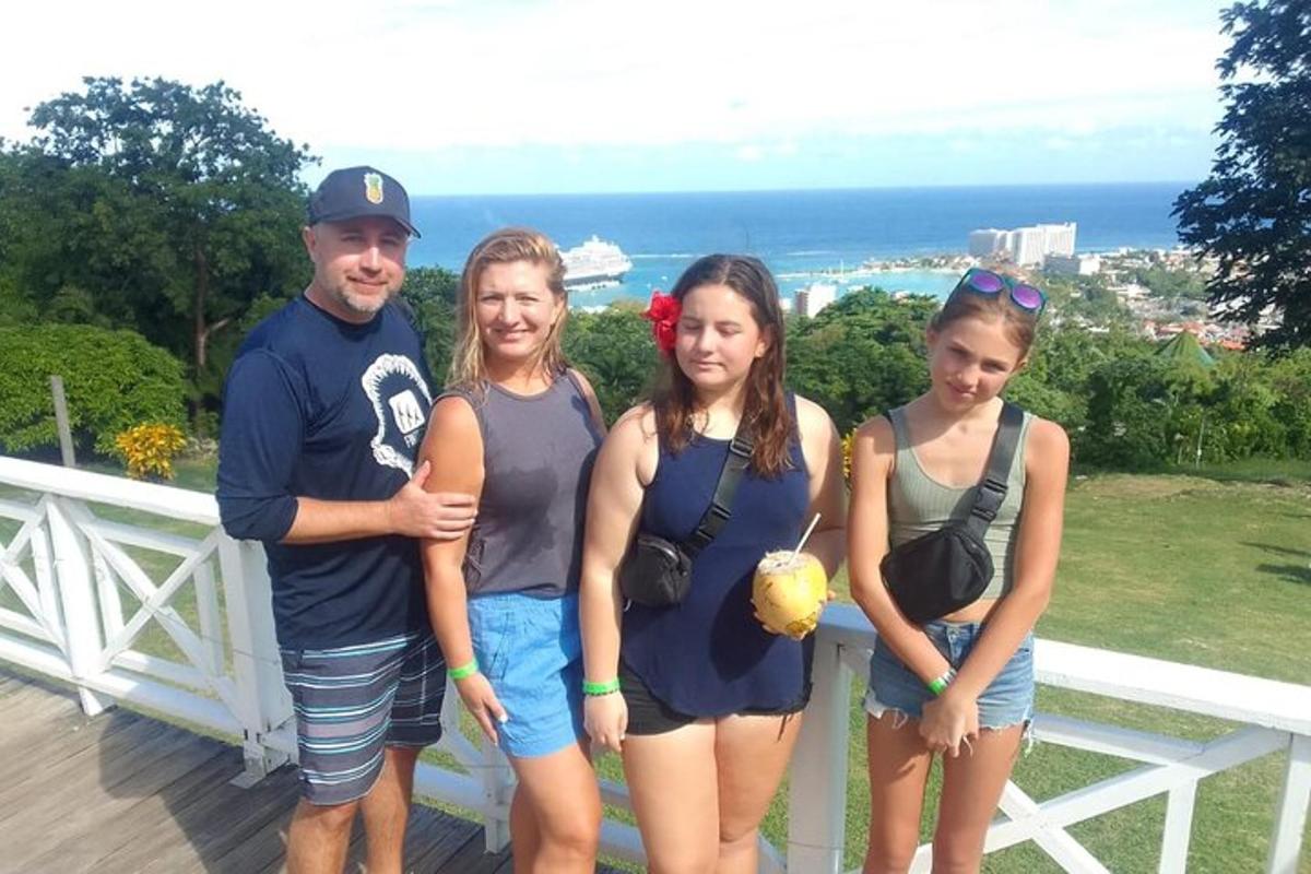 un uomo e tre ragazze posano per una foto