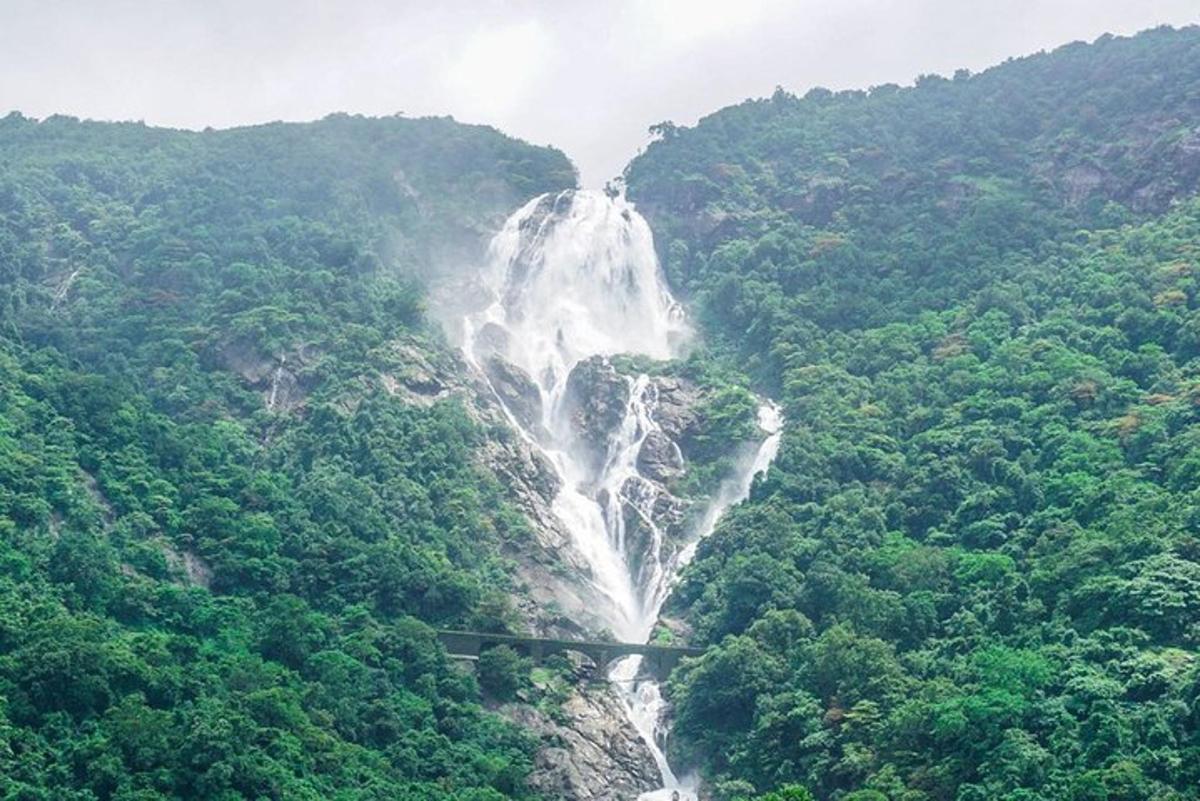 uma cachoeira na encosta de uma montanha