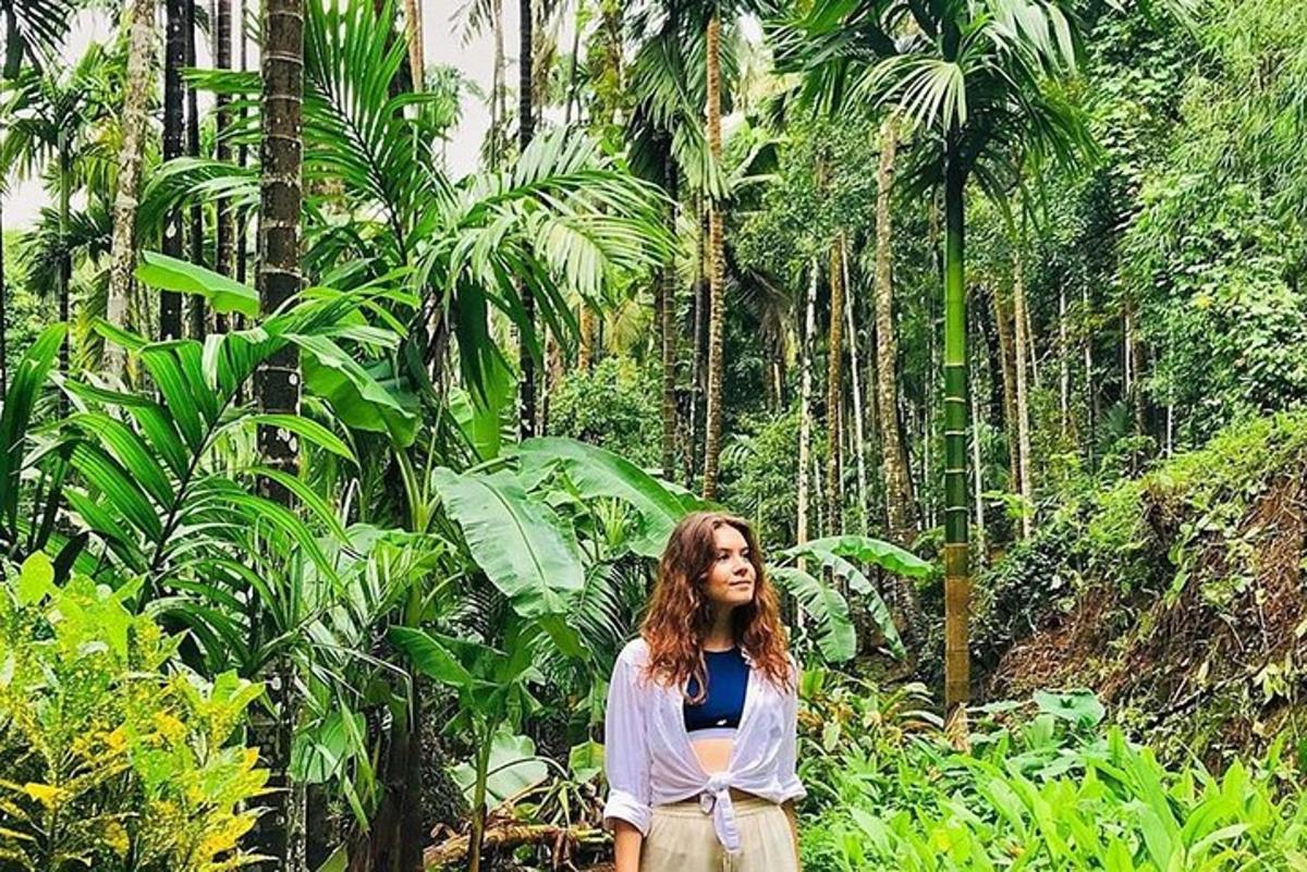 uma mulher parada no meio de uma selva