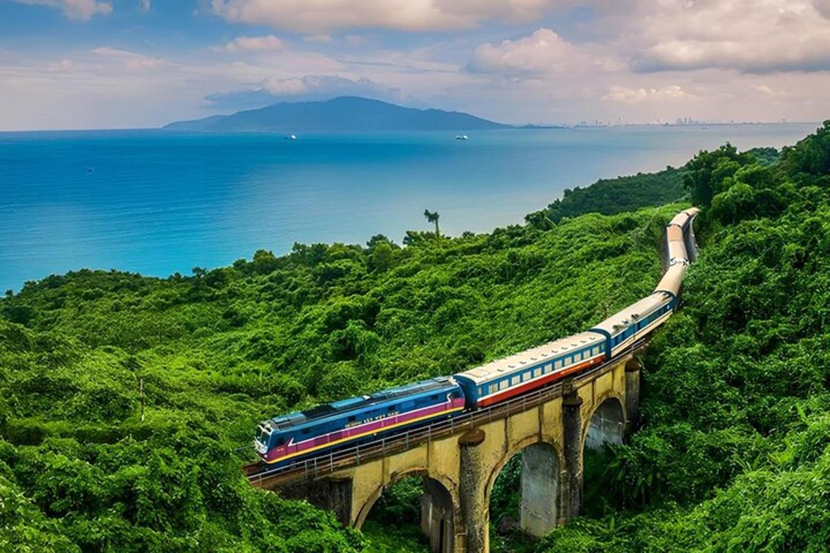 un tren en un pont sobre l'aigua