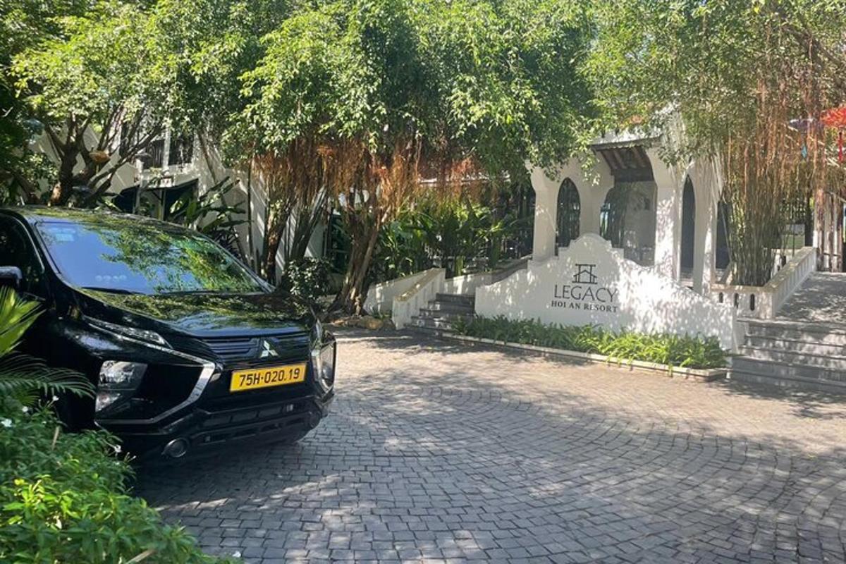un cotxe negre aparcat davant d'un edifici