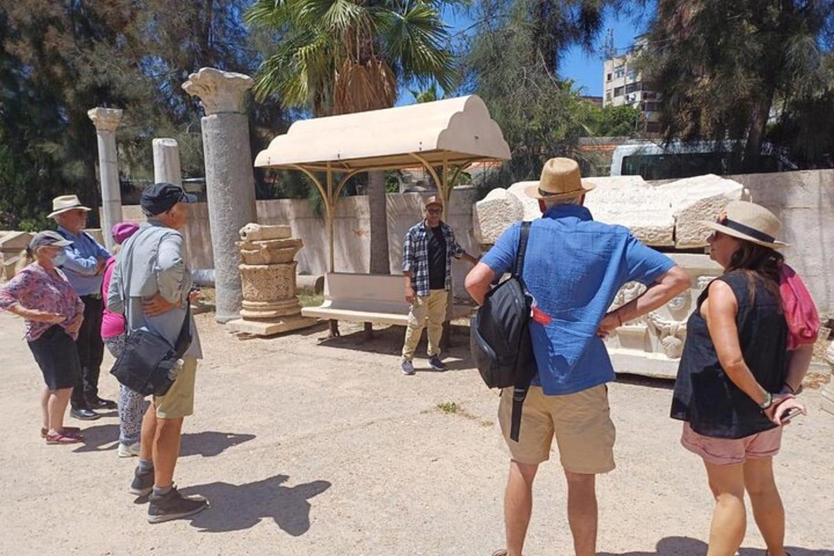 un grup de persones dretes davant d'un banc