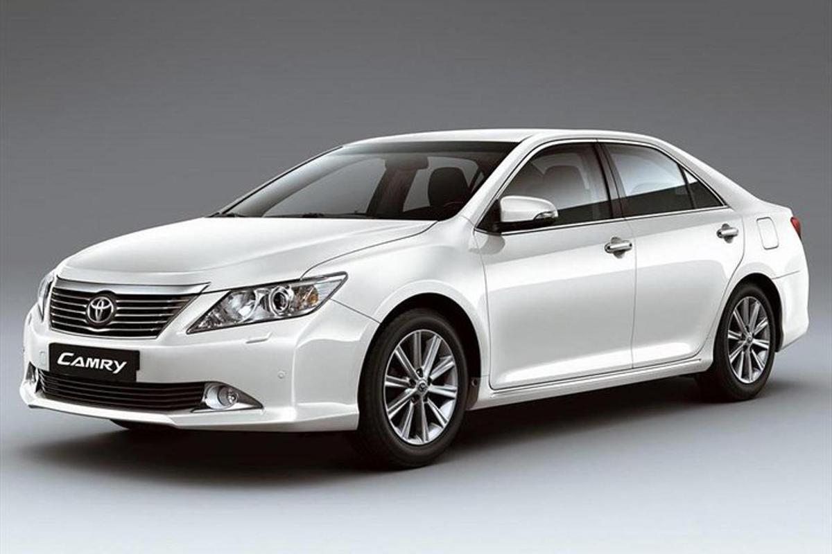 một chiếc Lexus màu trắng trên nền trắng